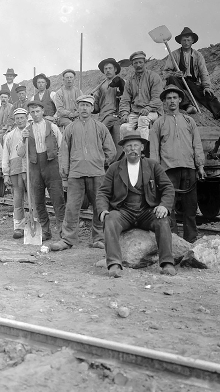 Svenske jernbanearbejdere bygger Slangerupbanen nord for København, 1904. Foto: Furesø Museer