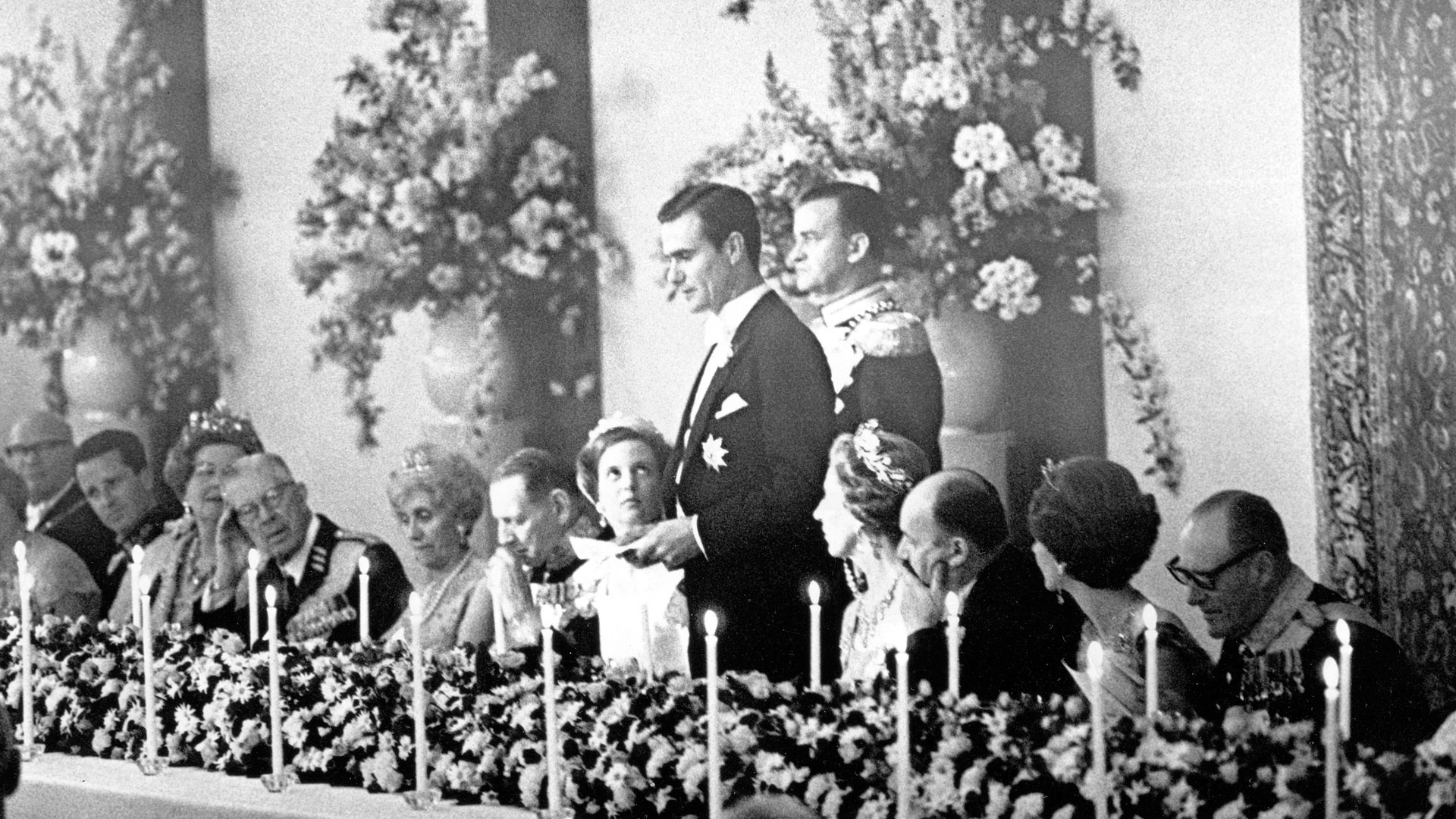 Prins Henrik holder tale for prinsesse Margrethe ved deres bryllup i 1967. Foto: Åge Sørensen/Scanpix