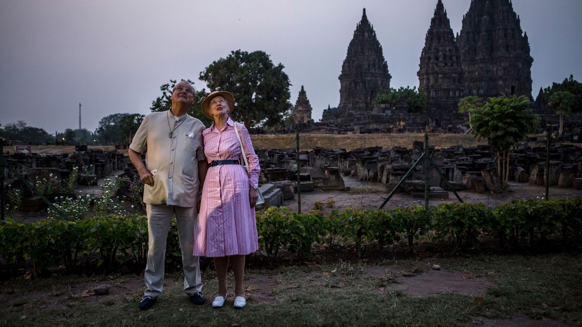 Prins Henrik og dronning Margrethe kigger på himlen under et besøg i Indonesien i 2015. Foto: Ulet Ifansasti/Getty Images.