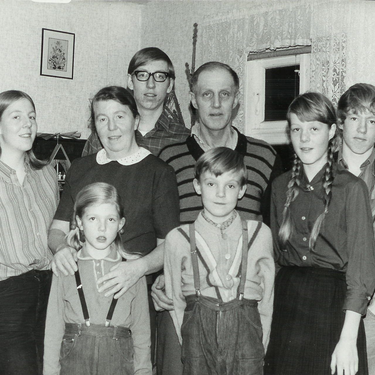  Tord Marius Lorentsen (standing in the rear) with his family. Photo: Private archive.