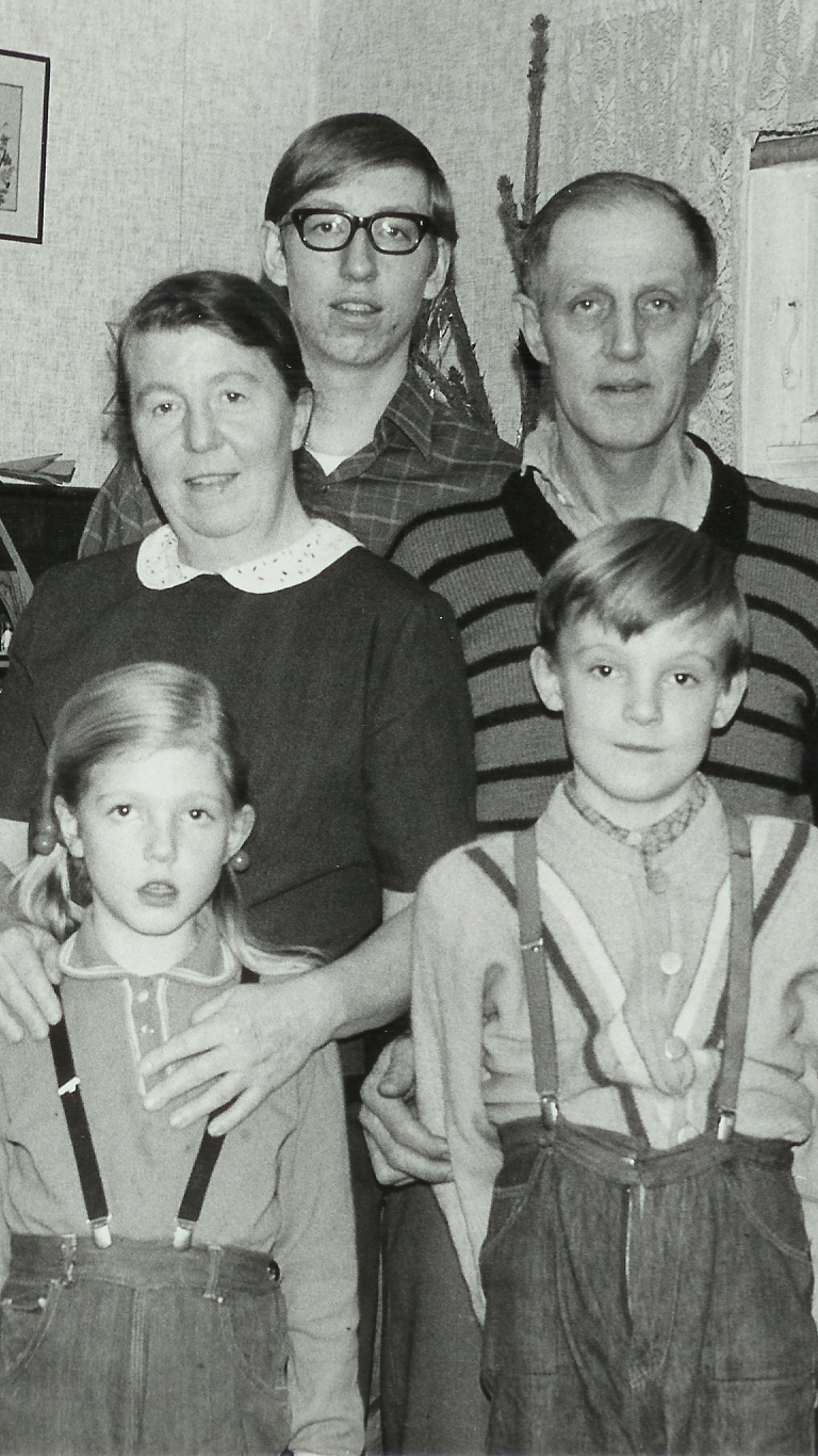  Tord Marius Lorentsen (standing in the rear) with his family. Photo: Private archive.