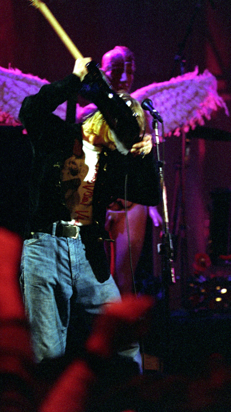 Kurt Cobain med guitar under MTV Live and Loud i 1993. Foto: Jeff Kravitz/Getty Images.