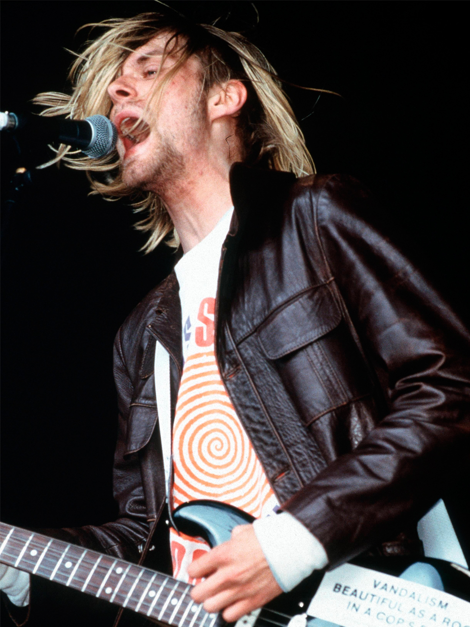 Cobain under en koncert i England. Foto: Mick Hutson/Getty Images.