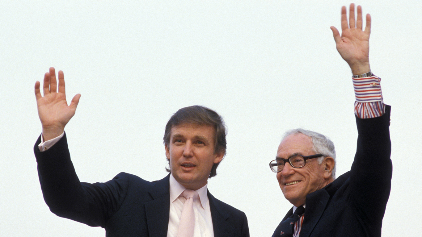 1980’erne var Donalds store årti. Her står han sammen med Malcolm Forbes, der udgav Forbes-magasinet. Foto: Ron Galella / Getty Images.