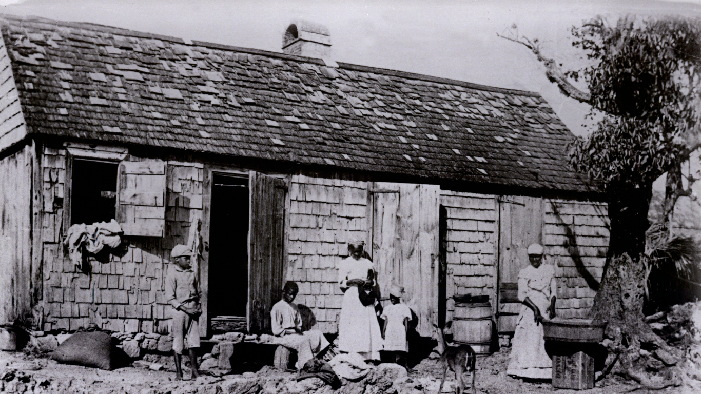 I arkiverne er billedet beskrevet som et "negerhus for flere familier i Christiansted”. Foto: Nationalmuseet. 